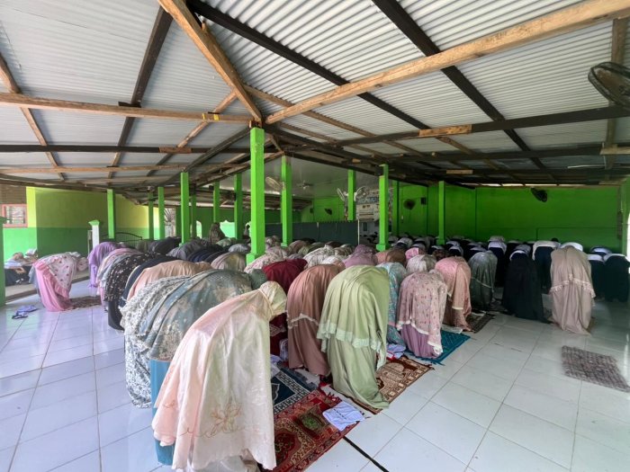 MTsN 5 Batang Hari Tetap Laksanakan Salat Zuhur Berjamaah Meski Cuaca Mendung