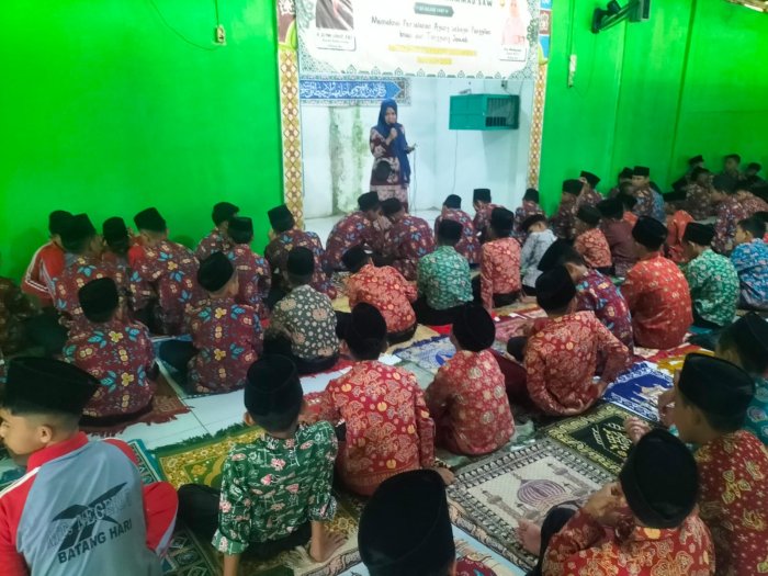 Wakil Kepala Bidang Kesiswaan Berikan Pengarahan kepada Siswa MTsN 5 Batang Hari Sebelum Sholat Dzuhur Berjamaah