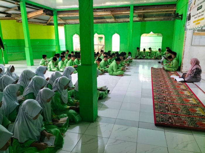 Siswa MTsN 5 Batang Hari Dengarkan Tausiyah tentang Bahaya Sifat Sombong Dengan Antusias Siswa MTsN 5 Batang Hari Dengarkan Tausiyah tentang Bahaya Sifat Sombong Dengan Antusias
