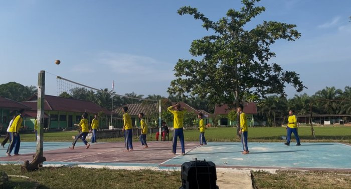 Hari Terakhir Classmeeting MTsN 5 Batang Hari Ditutup dengan Final Voli Putra dan Badminton Putra Hari Terakhir Classmeeting MTsN 5 Batang Hari Ditutup dengan Final Voli Putra dan Badminton Putra