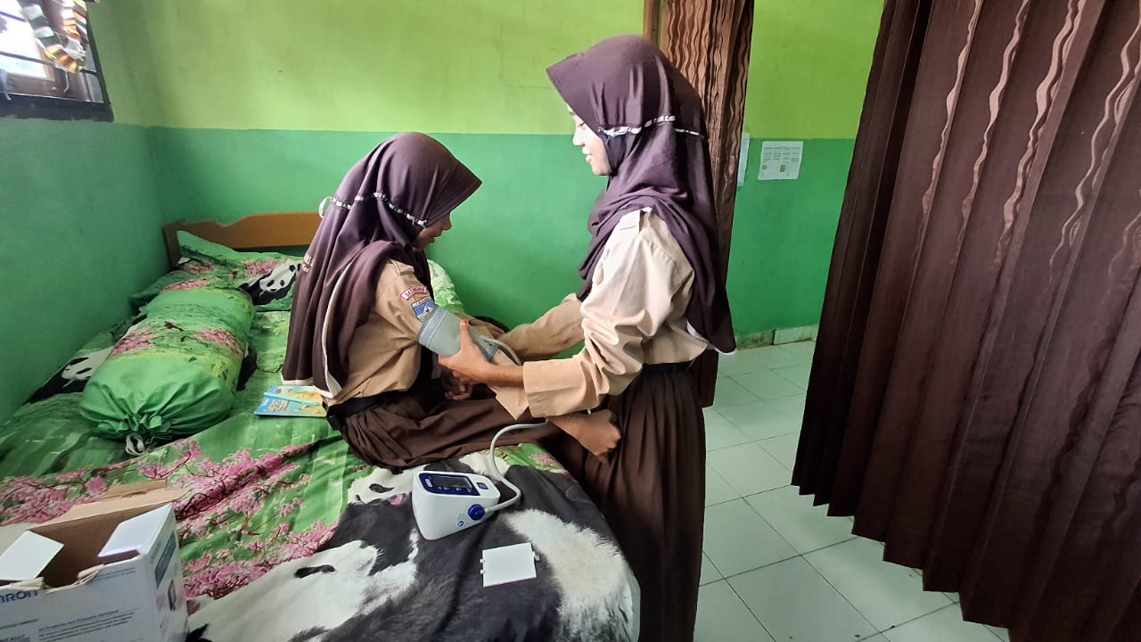 PMR MTsN 5 Batang Hari Kembangkan Kemampuan dengan Belajar Mengukur Tekanan Darah PMR MTsN 5 Batang Hari Kembangkan Kemampuan dengan Belajar Mengukur Tekanan Darah