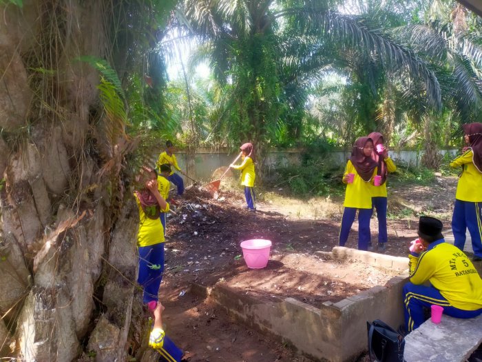Siswa Kelas VIIIA MTsN 5 Batang Hari Gelar Gotong Royong Bersihkan Tumpukan Sampah di Samping Kelas