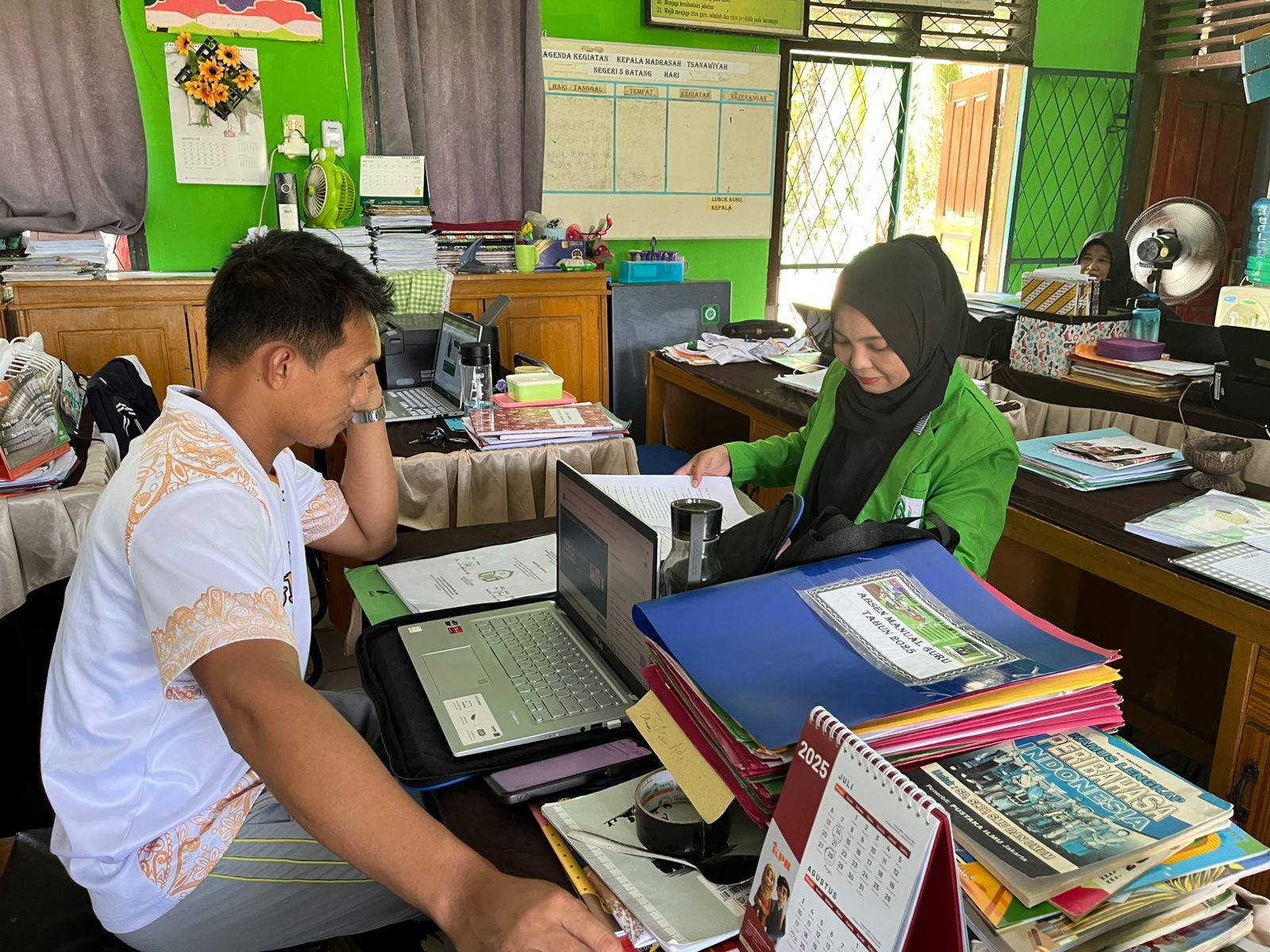 Mahasiswa UNISBA Laksanakan Penelitian di MTsN 5 Batang Hari Mahasiswa UNISBA Laksanakan Penelitian di MTsN 5 Batang Hari