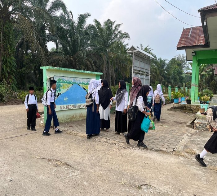 Guru Piket MTsN 5 Batang Hari Sambut Kehadiran Siswa di Pagi Hari Guru Piket MTsN 5 Batang Hari Sambut Kehadiran Siswa di Pagi Hari