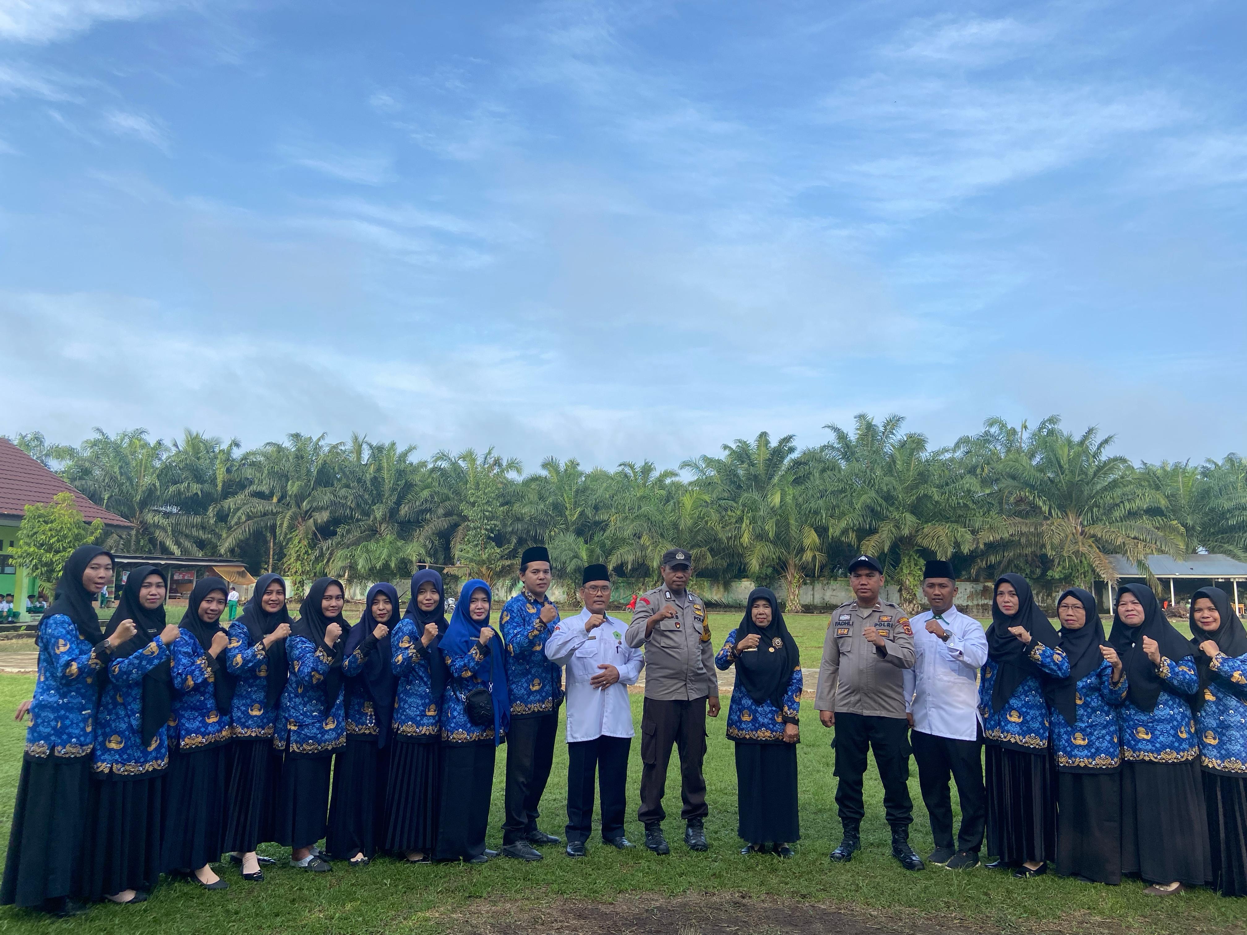 KAPOLSEK PEMAYUNG YANG DIWAKILI KANIT BABINKAMTIBMAS DAN DIDAMPINGI BABINKAMTIBMAS DESA LUBUK RUSO IKUTI UPACARA DI MTSN 5 BATANG HARI