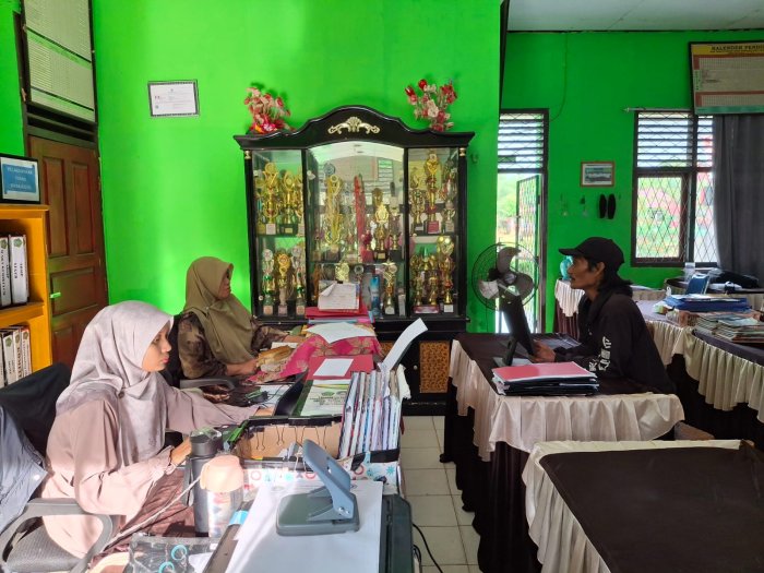 Operator EMIS MTsN 5 Batang Hari Berikan Pengarahan kepada Wali Murid Terkait Permasalahan Aplikasi Operator EMIS MTsN 5 Batang Hari Berikan Pengarahan kepada Wali Murid Terkait Permasalahan Aplikasi
