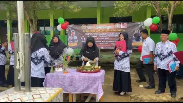 Potong Tumpeng Warnai Peringatan HGN ke-80 di MTsN 5 Batang Hari Potong Tumpeng Warnai Peringatan HGN ke-80 di MTsN 5 Batang Hari