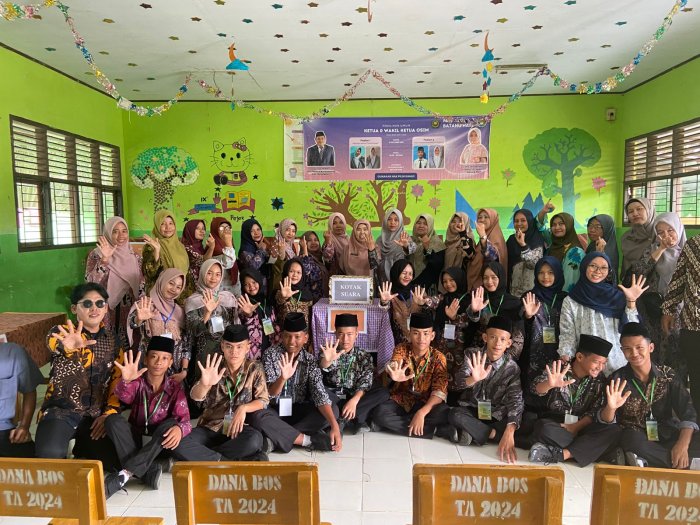 Foto Bersama Warnai Pesta Demokrasi Pemilihan Ketua dan Wakil Ketua OSIM MTsN 5 Batang Hari