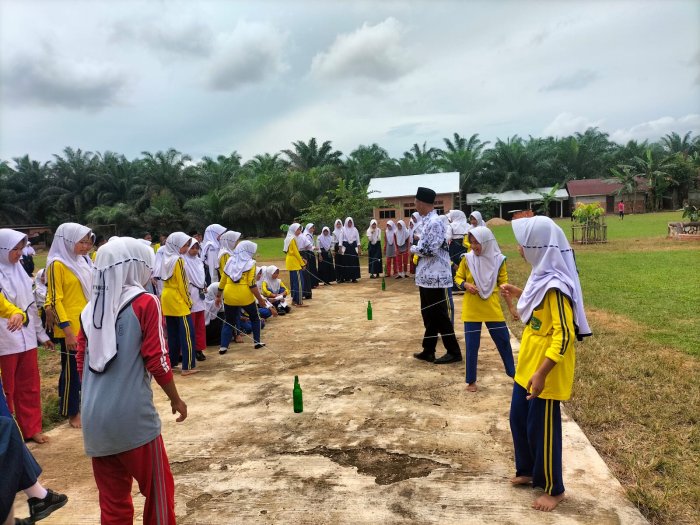 Lomba Mancing Botol Pertim Antar Kelas di MTsN 5 Batang Hari Berjalan Seru, Meriahkan HGN 2025