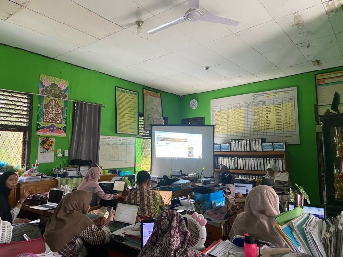 MTsN 5 Batang Hari Gelar Rapat Koordinasi PMPZI 2025 Via Zoom MTsN 5 Batang Hari Gelar Rapat Koordinasi PMPZI 2025 Via Zoom