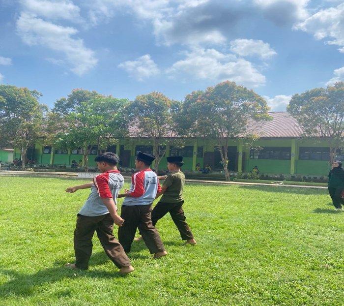 Siswa Kelas IXA MTsN 5 Batang Hari Gelar Gladi Bersih Petugas Upacara Senin, 3 November 2025