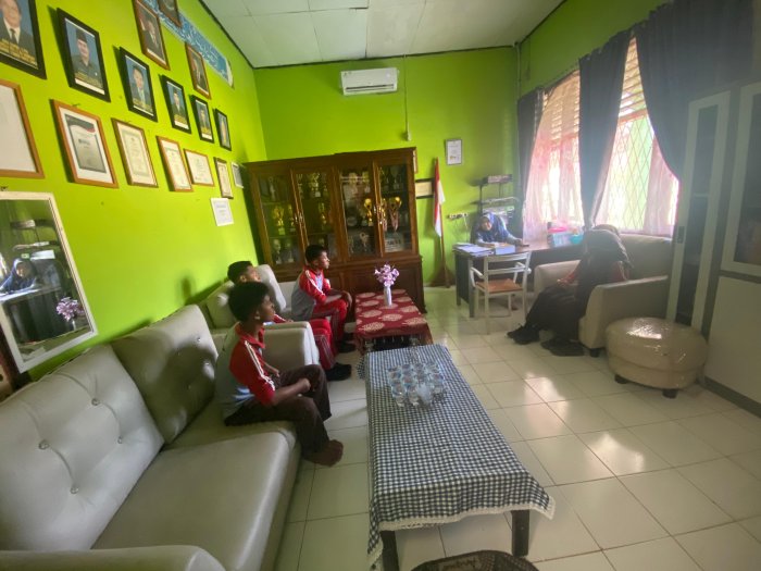 Kepala MTsN 5 Batang Hari Gelar Pembinaan kepada Perangkat Kelas IXA