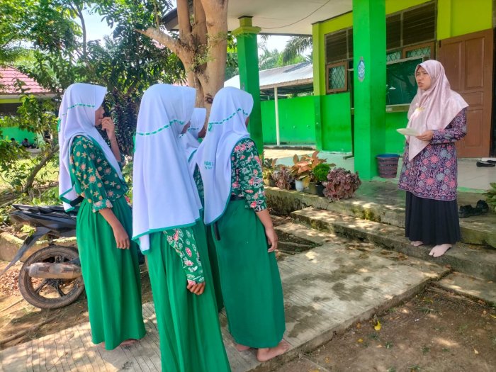 Waka Humas MTsN 5 Batang Hari Berikan Pengarahan kepada Siswa Penerima Bantuan BAZNAS