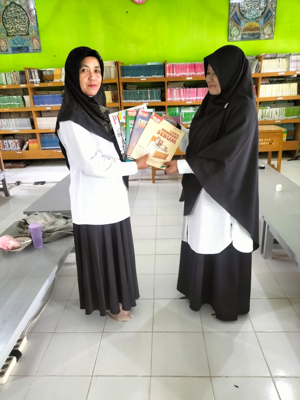 Majelis Guru MTsN 5 Batanghari Perkaya Perpustakaan dengan Donasi Buku Bacaan