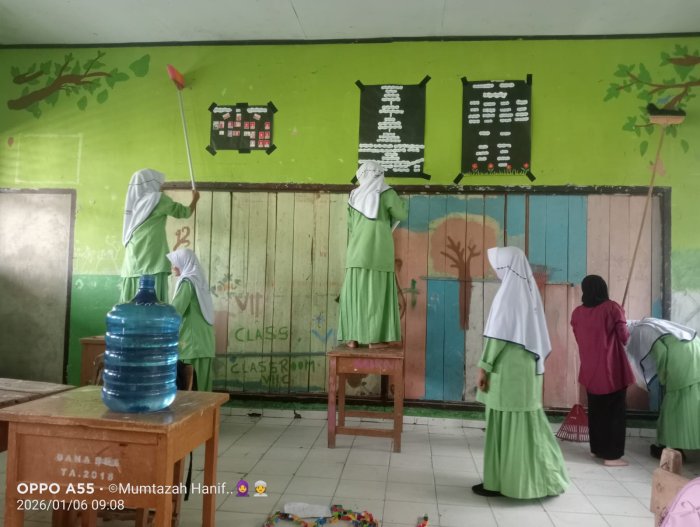 MTsN 5 Batang Hari Gelar Gotong Royong Bersihkan Kelas dan Sekitar Sambut Semester Genap 2025/2026