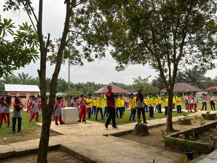 MTsN 5 Batang Hari Gelar Senam Bersama untuk Wujudkan Pola Hidup Sehat MTsN 5 Batang Hari Gelar Senam Bersama untuk Wujudkan Pola Hidup Sehat