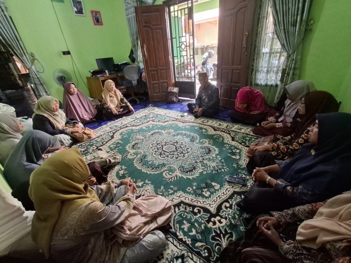 Keluarga Besar MTsN 5 Batang Hari Gelar Doa Bersama untuk Almarhum Ayahanda Ibu Suyanti Keluarga Besar MTsN 5 Batang Hari Gelar Doa Bersama untuk Almarhum Ayahanda Ibu Suyanti