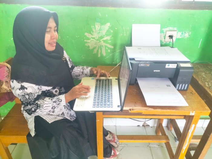 Wali Kelas IX MTsN 5 Batang Hari Selesaikan Cetak Rapor Semester Genap Tahun Ajaran 2025/2026