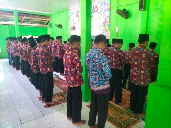 Suasana Khidmat Warnai Sholat Dzuhur Berjamaah di MTsN 5 Batang Hari
