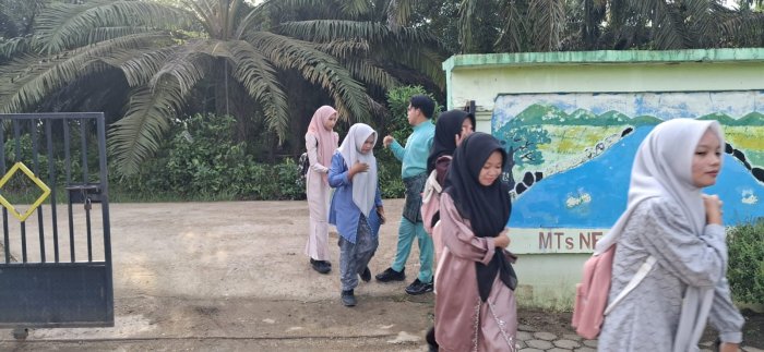 Sambutan Ramah Guru Piket Warnai Kedatangan Siswa MTsN 5 Batang Hari Sambutan Ramah Guru Piket Warnai Kedatangan Siswa MTsN 5 Batang Hari
