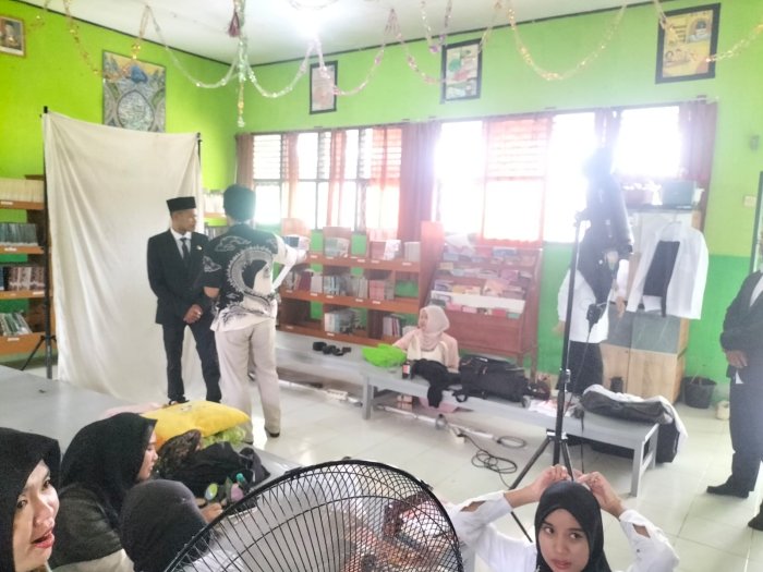 Personel MTsN 5 Batang Hari Jalani Pemotretan Guna Pembaruan Foto ASN