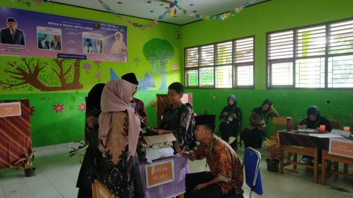 Penghitungan Surat Suara Pemilihan Ketua dan Wakil Ketua OSIM MTsN 5 Batang Hari Berjalan Tertib dan Lancar Penghitungan Surat Suara Pemilihan Ketua dan Wakil Ketua OSIM MTsN 5 Batang Hari Berjalan Tertib dan Lancar