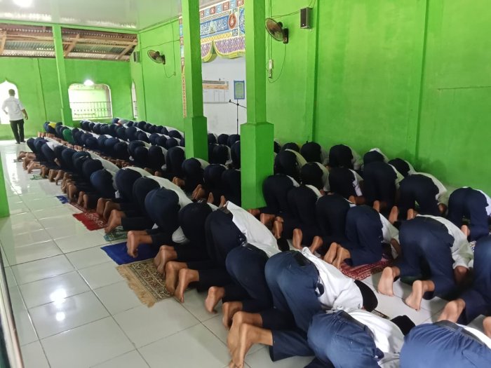 MTsN 5 Batang Hari Gelar Salat Zuhur Berjamaah dan Doa Bersama untuk Tim Futsal yang Berlaga di Ajang ASHCO