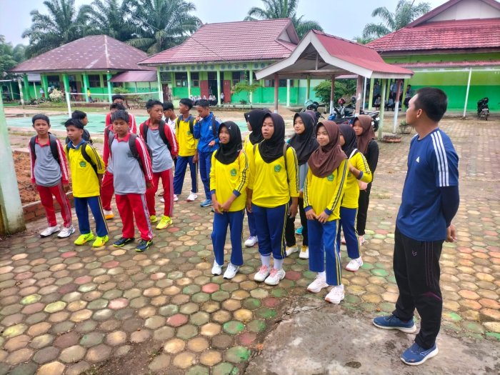 Doa dan Dukungan Mengiringi Pelepasan Tim Voli MTsN 5 Batang Hari ke ASHCO IV Doa dan Dukungan Mengiringi Pelepasan Tim Voli MTsN 5 Batang Hari ke ASHCO IV