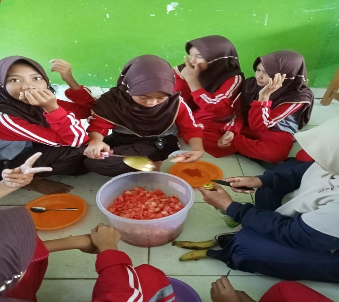 Siswa Kelas VIIA MTsN 5 Batang Hari Tunjukkan Kekompakan dengan Membuat Es Buah Bersama
