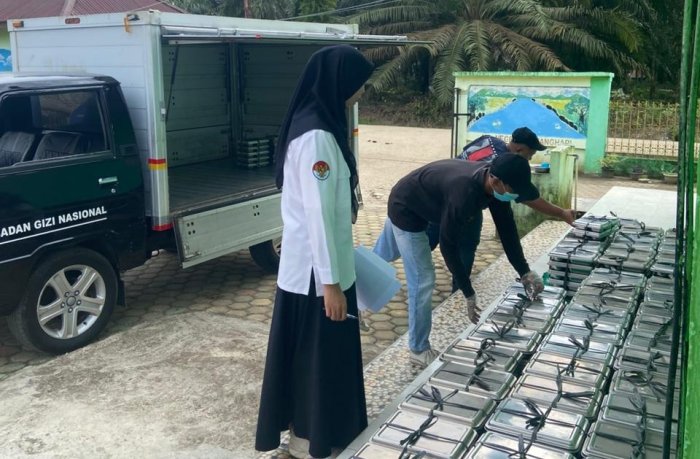 Cek Kelayakan Makanan, Guru Koordinator MBG Tinjau Langsung Kompreng Siswa Cek Kelayakan Makanan, Guru Koordinator MBG Tinjau Langsung Kompreng Siswa