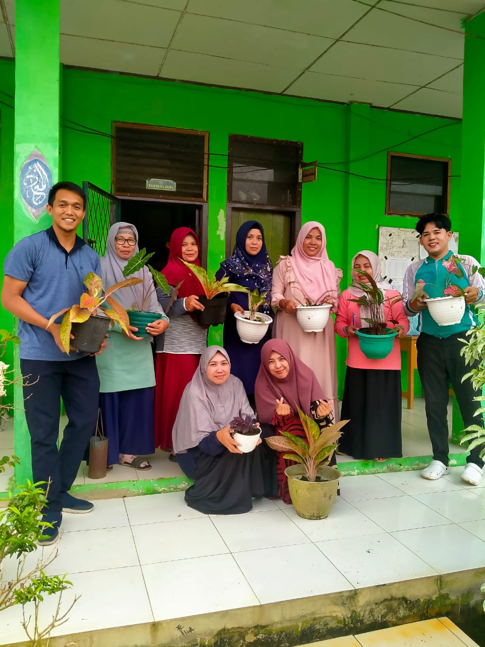 MTsN 5 Batang Hari Inisiasi Gerakan Hijau Melalui Satu Personil Satu Tanaman