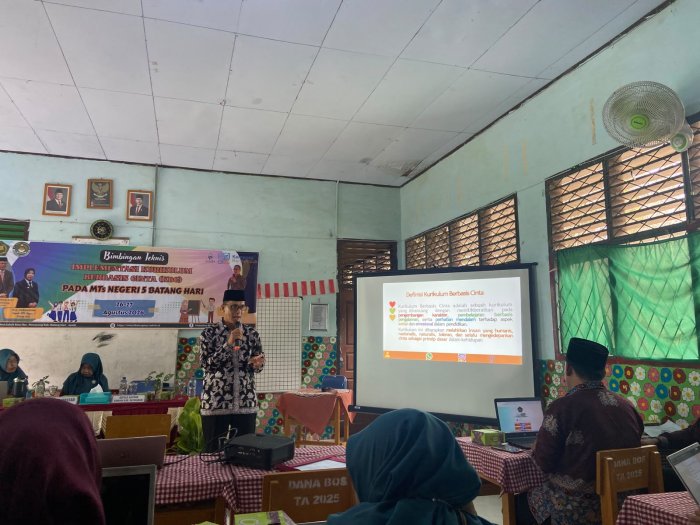 Peserta Bimtek KBC MTsN 5 Batang Hari Ikuti Materi dengan Semangat dan Antusias Peserta Bimtek KBC MTsN 5 Batang Hari Ikuti Materi dengan Semangat dan Antusias
