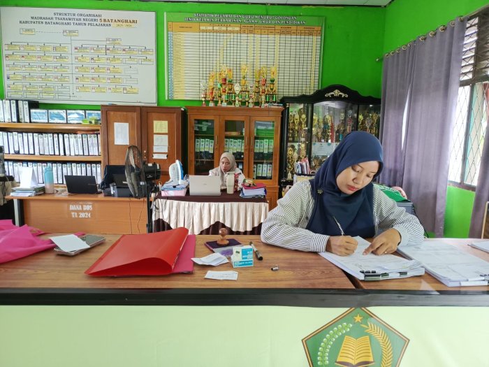 Tenaga Kependidikan MTsN 5 Batang Hari Berikan Pelayanan Maksimal Melalui PTSP Tenaga Kependidikan MTsN 5 Batang Hari Berikan Pelayanan Maksimal Melalui PTSP