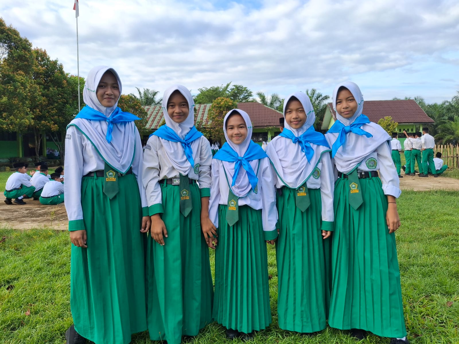PMR MTsN 5 Batang Hari Siaga dalam Upacara Bendera, Komitmen Layani Kesehatan Warga Madrasah PMR MTsN 5 Batang Hari Siaga dalam Upacara Bendera, Komitmen Layani Kesehatan Warga Madrasah