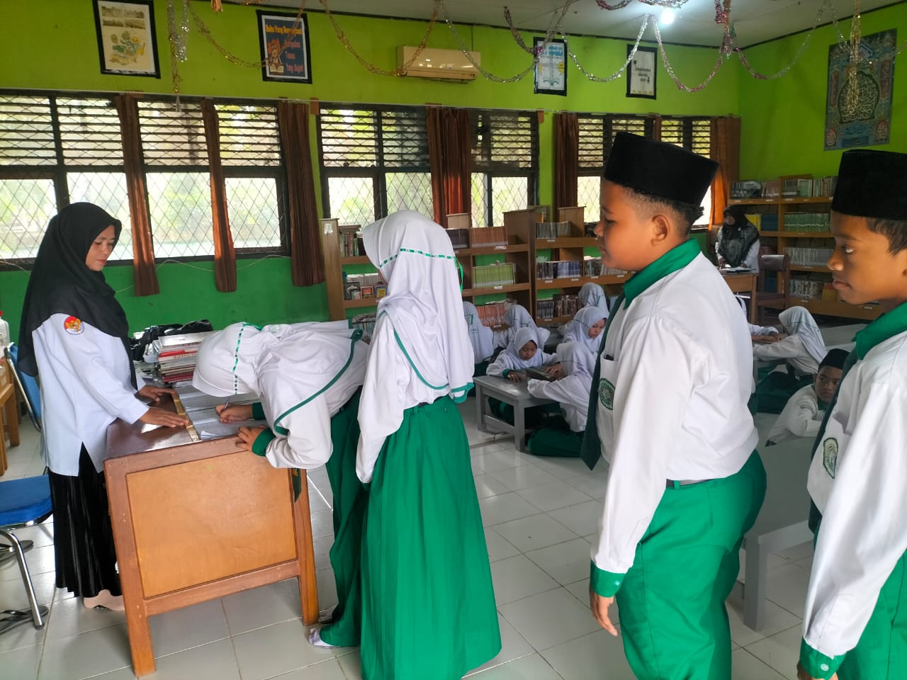 Perpustakaan MTsN 5 Batanghari Menghadirkan Pelayanan Publik yang Ramah dan Penuh Semangat