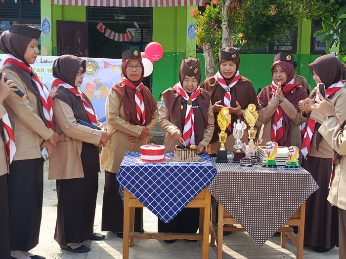MTsN 5 Batang Hari Gelar Potong Kue Semarak HUT ke-23 Tahun 2026 MTsN 5 Batang Hari Gelar Potong Kue Semarak HUT ke-23 Tahun 2026