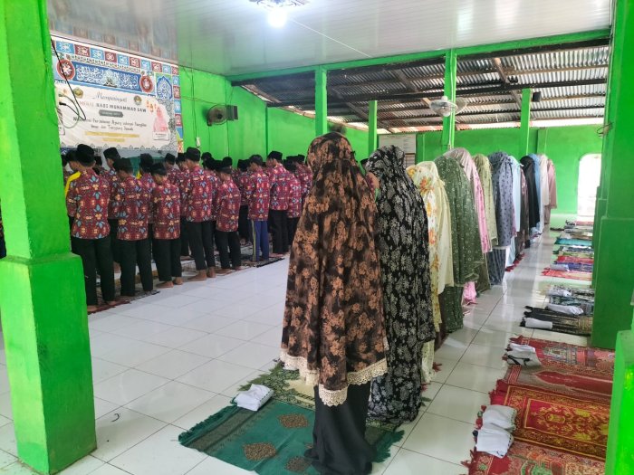 MTsN 5 Batang Hari Gelar Salat Zuhur Berjamaah dengan Khusyuk dan Penuh Hikmah MTsN 5 Batang Hari Gelar Salat Zuhur Berjamaah dengan Khusyuk dan Penuh Hikmah