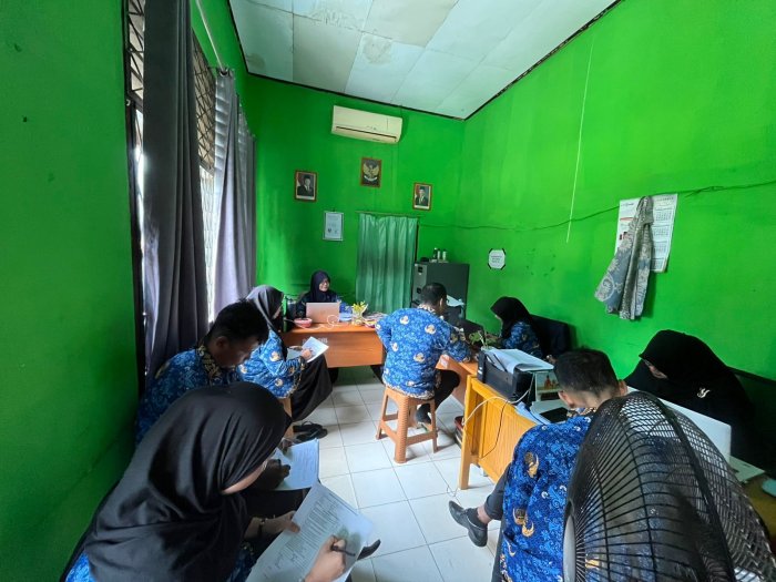 Dorong Disiplin dan Profesionalitas, Kaur TU MTsN 5 Batang Hari Bina Staf TU
