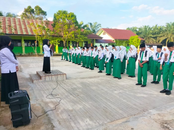 Ketua Panitia Asesmen Madrasah Berikan Pengarahan Sebelum Pelaksanaan AM di MTsN 5 Batang Hari