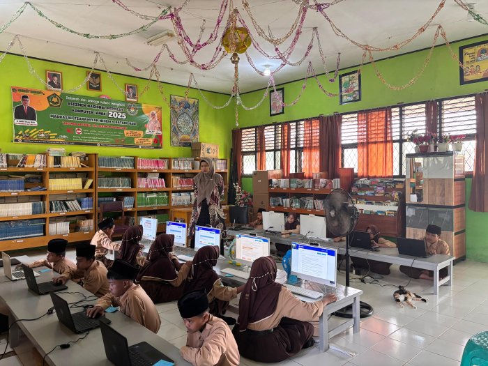 WAKA KURIKULUM MTSN 5 BATANG HARI PASTIKAN KELANCARAN ANBK HARI PERTAMA
