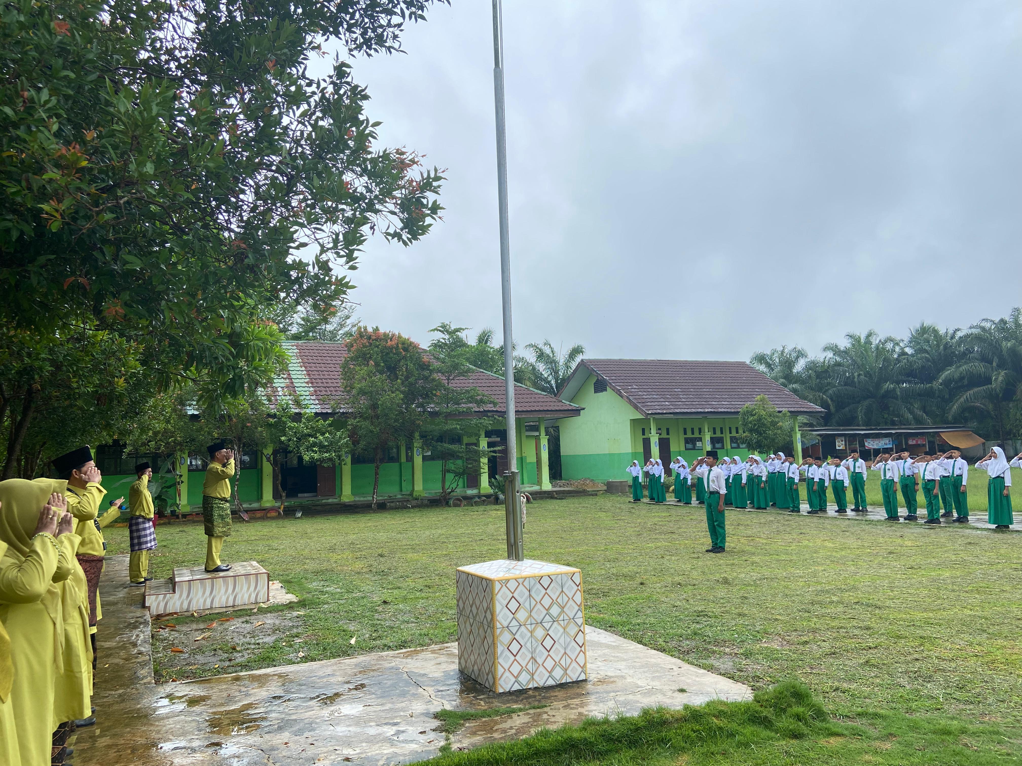 DIGUYUR HUJAN, UPACARA HUT JAMBI DI MTsN 5 BATANGHARI BERLANGSUNG KHIDMAT DIGUYUR HUJAN, UPACARA HUT JAMBI DI MTsN 5 BATANGHARI BERLANGSUNG KHIDMAT