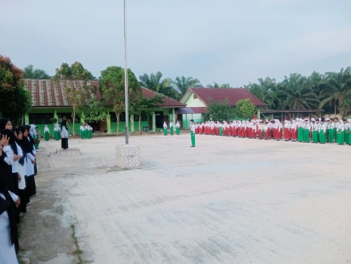 MTsN 5 Batang Hari Gelar Upacara Bendera, Kepala Madrasah Tekankan Sikap Syukur dan Akhlak Mulia MTsN 5 Batang Hari Gelar Upacara Bendera, Kepala Madrasah Tekankan Sikap Syukur dan Akhlak Mulia