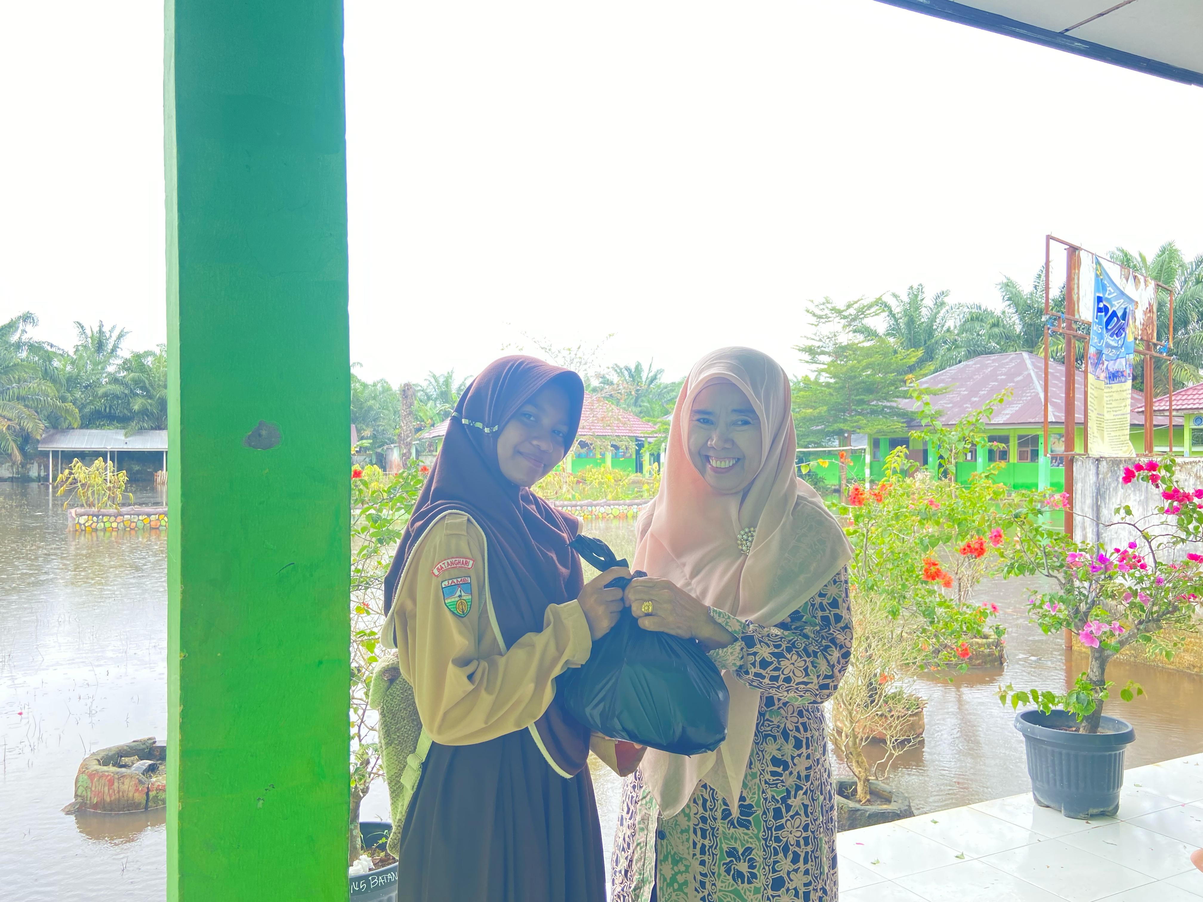 Madrasah Peduli: Gerakan Solidaritas Bantu Siswa MTsN 5 Batang Hari Pasca Banjir Madrasah Peduli: Gerakan Solidaritas Bantu Siswa MTsN 5 Batang Hari Pasca Banjir