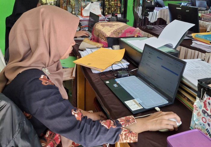 Operator EMIS MTsN 5 Batang Hari Laksanakan BAP BOS 2025