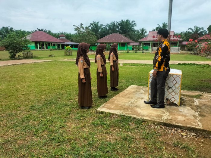 Kelas VIIIA MTsN 5 Batang Hari Gelar Latihan Petugas Upacara untuk Pelaksanaan Senin, 24 November 2025