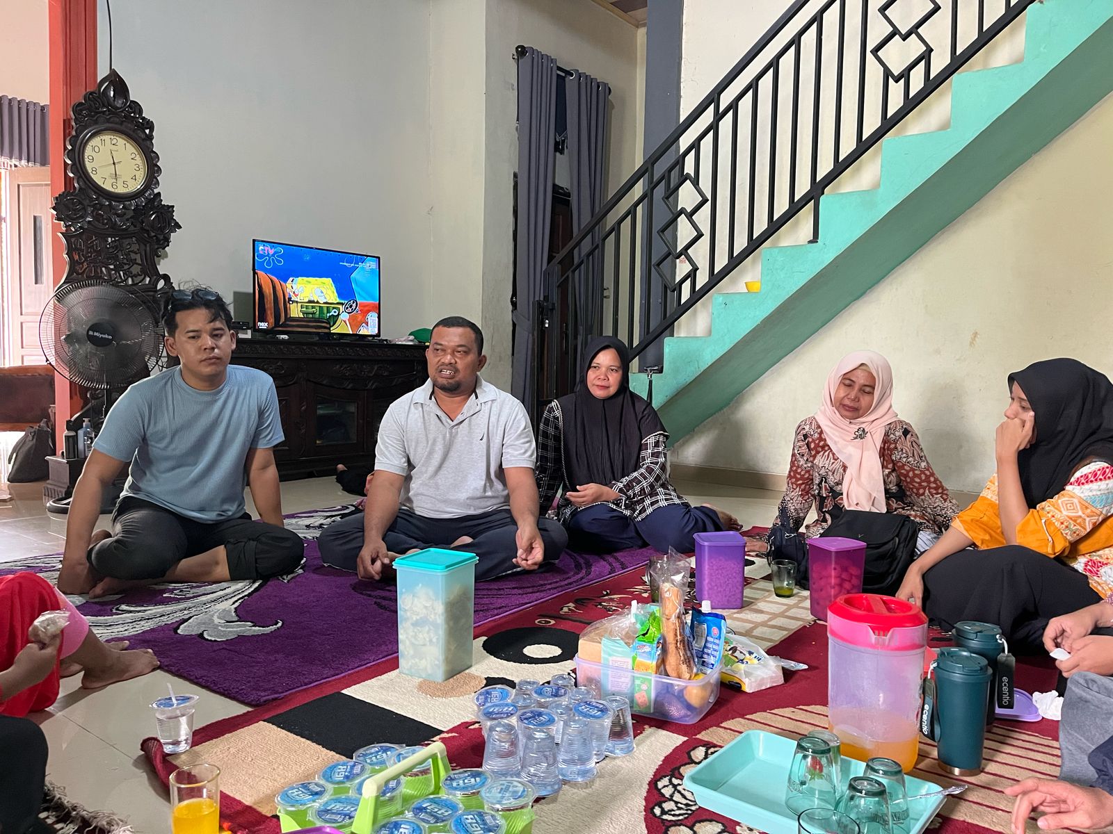 Keluarga Besar MTsN 5 Batang Hari Tunjukkan Solidaritas, Jenguk Suami Ibu Fitri yang Sakit