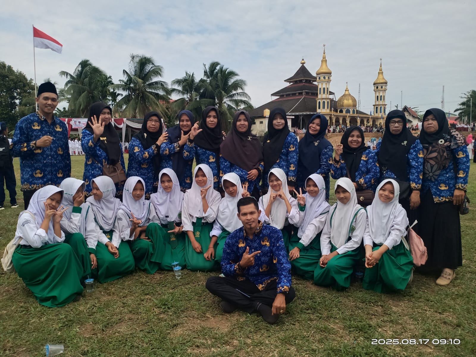 Guru dan Pegawai MTsN 5 Batang Hari Ikuti Upacara HUT RI Ke-80 di Lapangan Garuda Jembatan Mas 