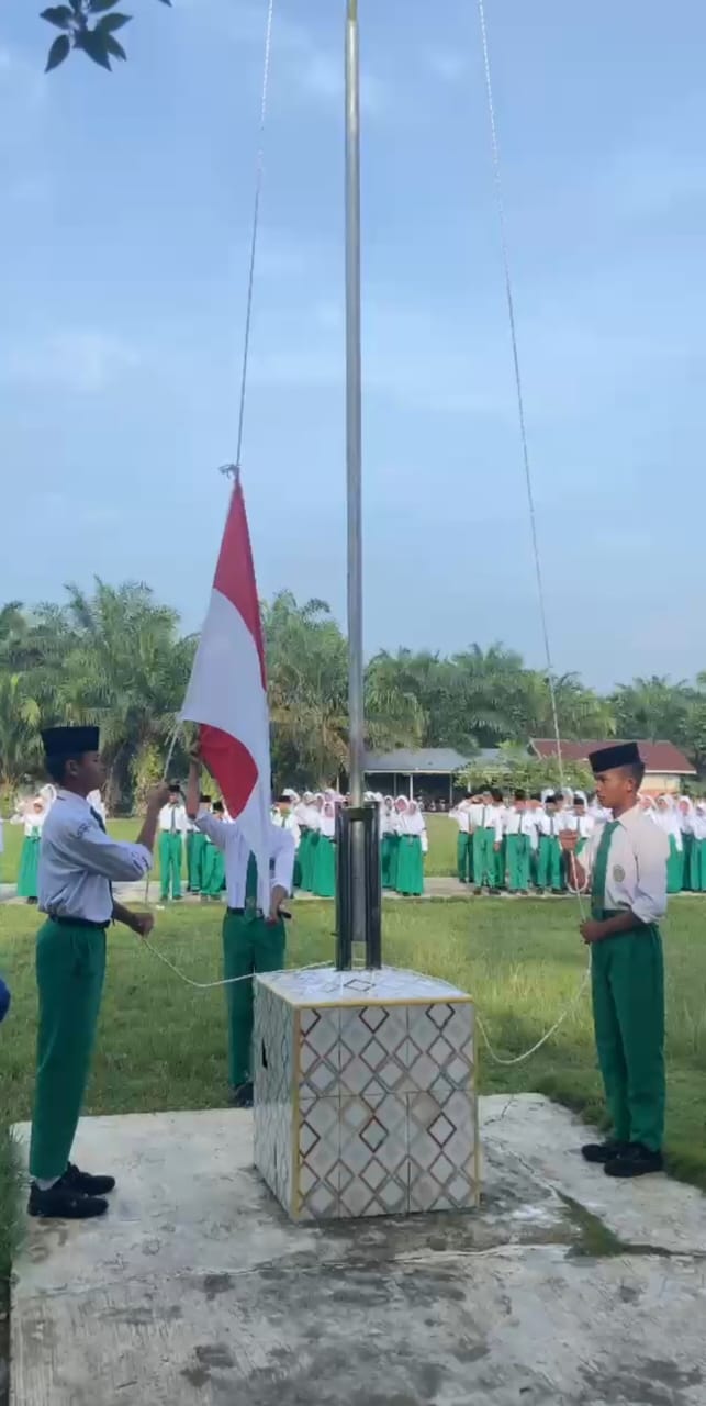 MTsN 5 BATANG HARI GELAR UPACARA PERINGATI HARI PAHLAWAN 2024