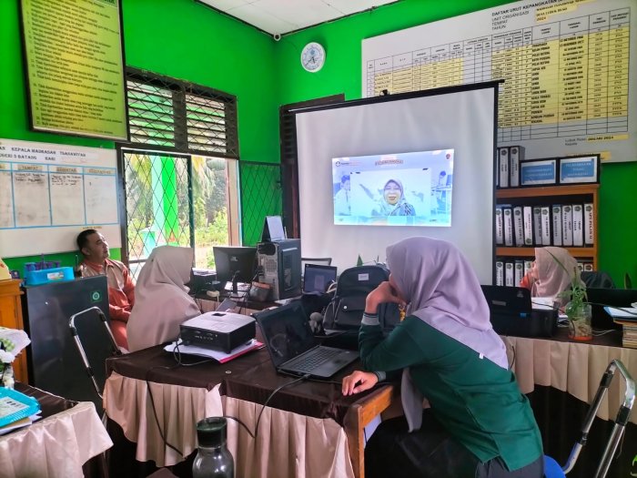 Waka Kurikulum dan Operator MTsN 5 Batang Hari Ikuti Zoom Webinar Ayo Daftar TKA Waka Kurikulum dan Operator MTsN 5 Batang Hari Ikuti Zoom Webinar Ayo Daftar TKA