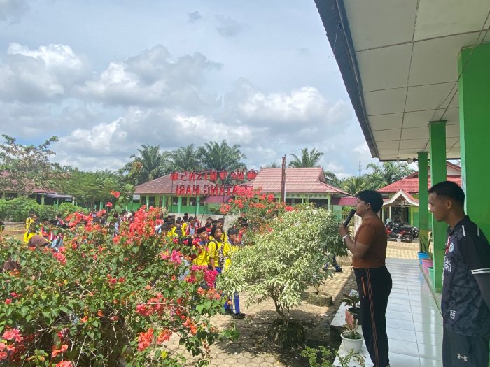 Panitia Ujian ASAS Semester Ganjil 2025/2026 MTsN 5 Batang Hari Berikan Arahan kepada Siswa Panitia Ujian ASAS Semester Ganjil 2025/2026 MTsN 5 Batang Hari Berikan Arahan kepada Siswa